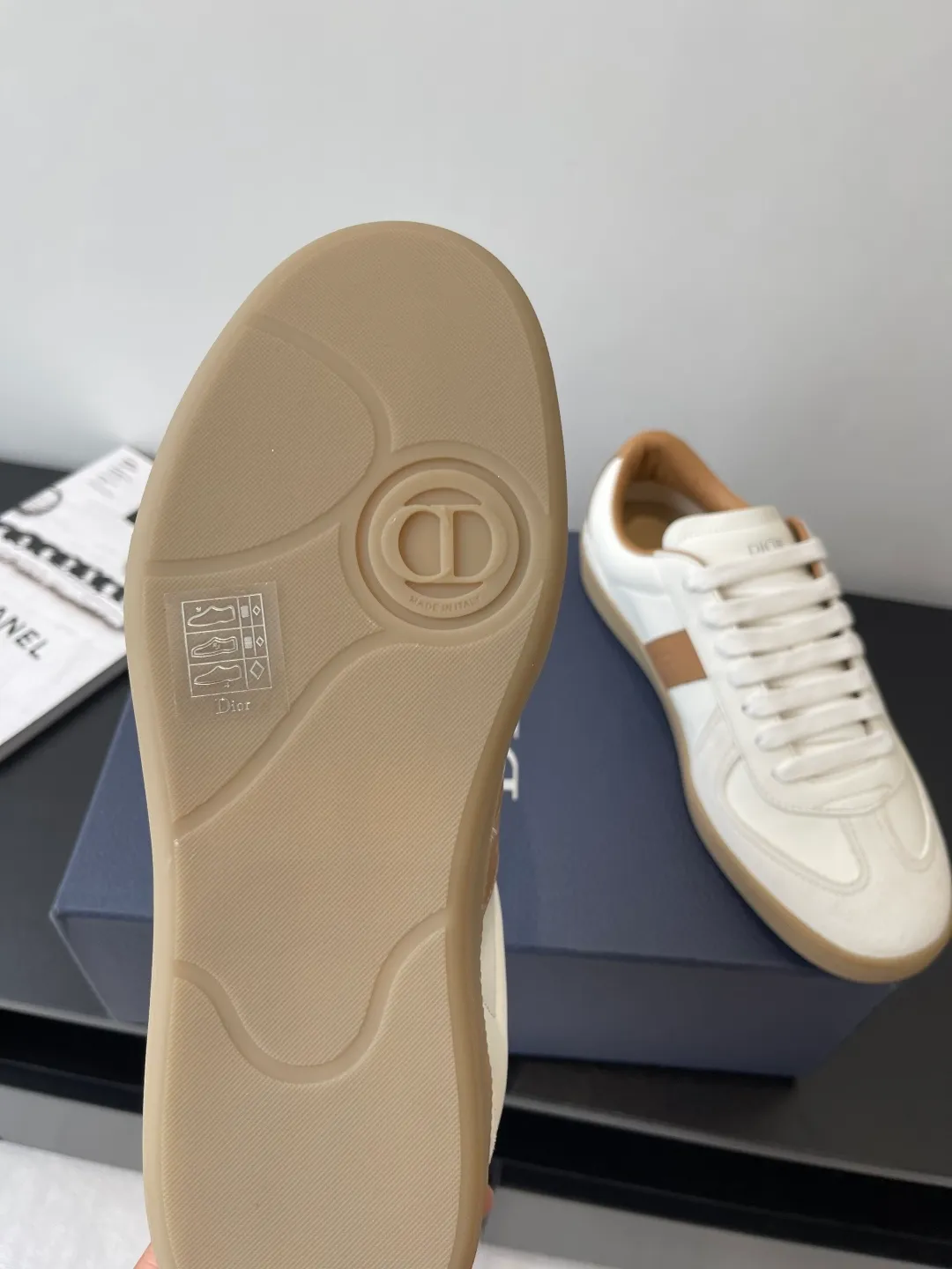 Factory price: 420💰The top version of Dior 25ss new product B01 moral training shoes. The toe size design of the couple's style is a bit wider. The upper foot comfort is perfect. The thread is beautiful. Perfectly suitable for trousers. Decorated with various classic details. It is the ideal choice for daily styling. It can be matched with various casual items to create exquisite shapes. Fabric first layer cowhide/lining sheepskin T men's shoes💰U original outsole Code number: 38-44, customized 45